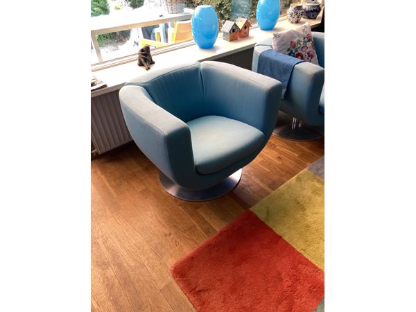 2 blauwe draaistoelen
