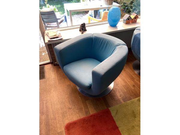 2 blauwe draaistoelen