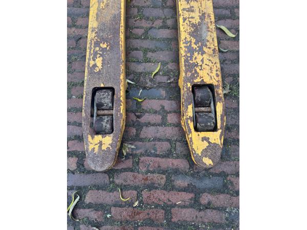 Pompwagen - werkt nog, versleten