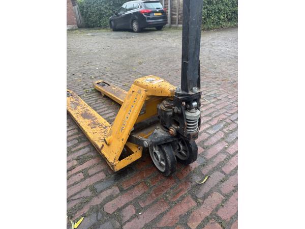 Pompwagen - werkt nog, versleten