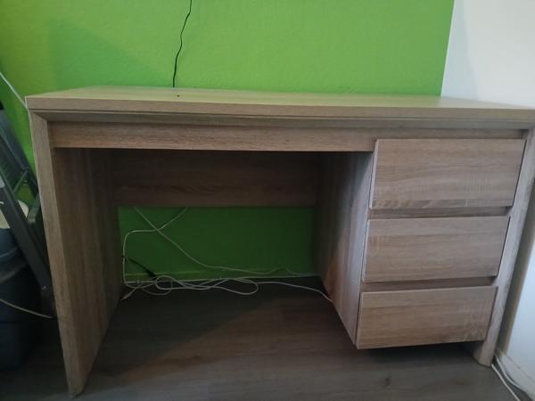 Licht eiken bureau met 3 ruime opberglades.