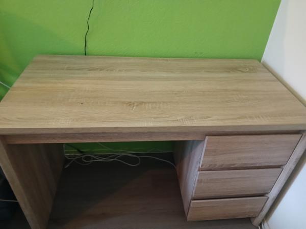 Licht eiken bureau met 3 ruime opberglades.