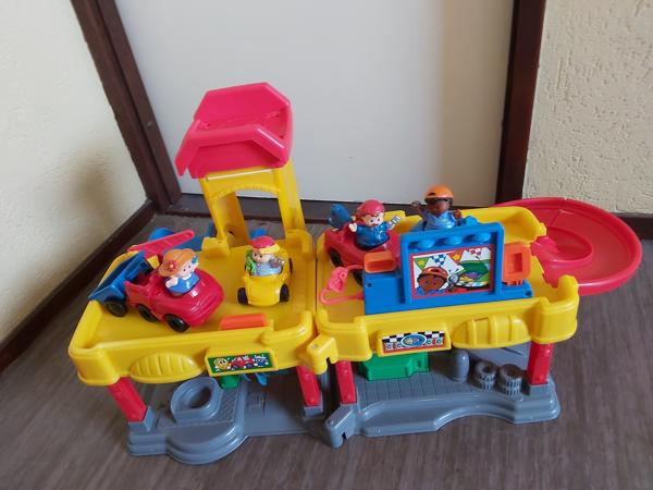 Fisher Price: leuke niet beschadigde Garage met ass.