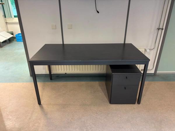 2x zwart bureau met metalen frame (kantoor)