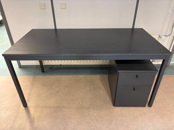 2x zwart bureau met metalen frame (kantoor)