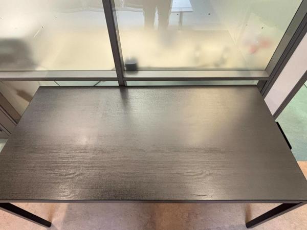 2x zwart bureau met metalen frame (kantoor)