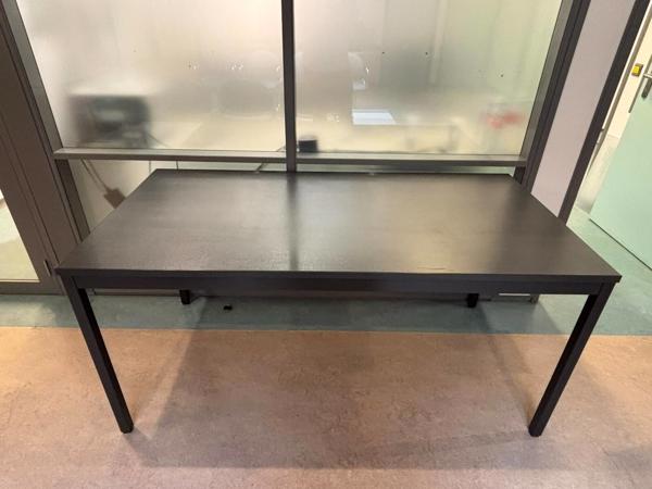2x zwart bureau met metalen frame (kantoor)
