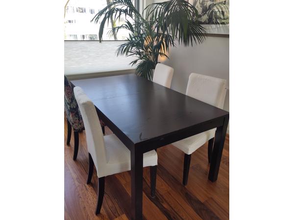 Gratis af te halen Ikea Bjursta uitschuifbare zwarte tafel