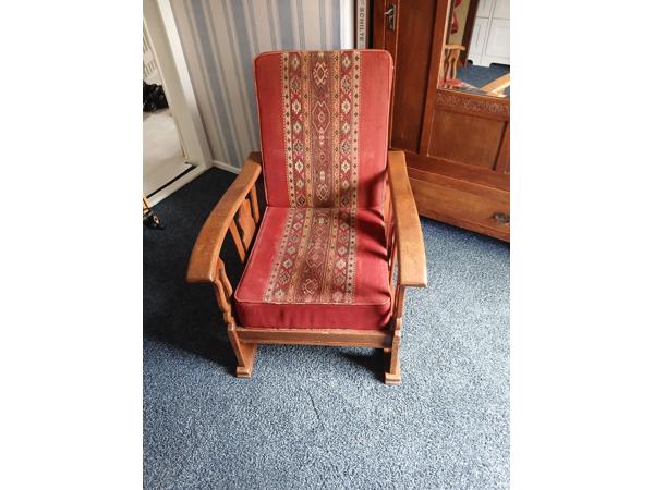 Oude leunstoel of rookstoel