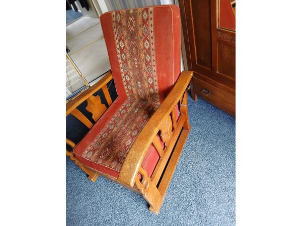 Oude leunstoel of rookstoel