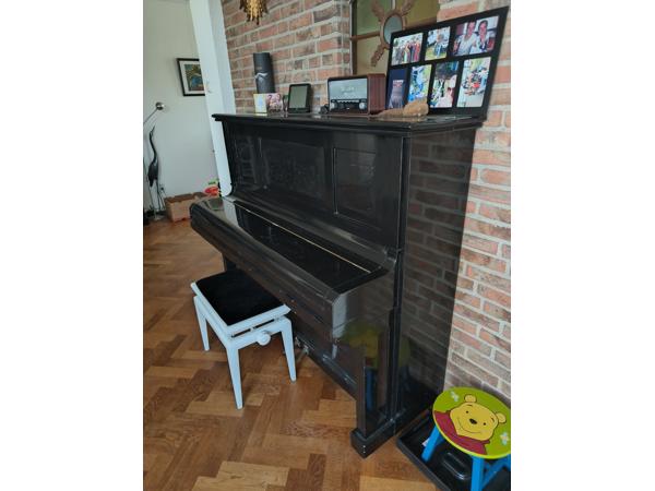 een mooie zwarte piano