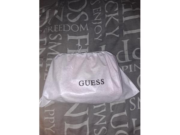 Een ruime Roze guess tas