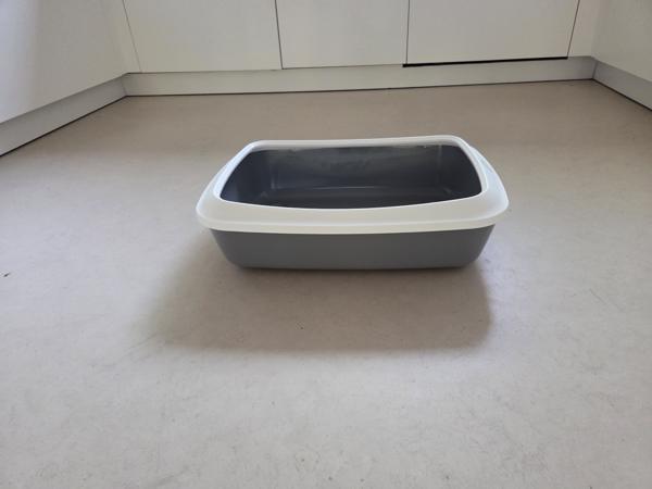 Twee vrijwel ongebruikte kattentoiletten