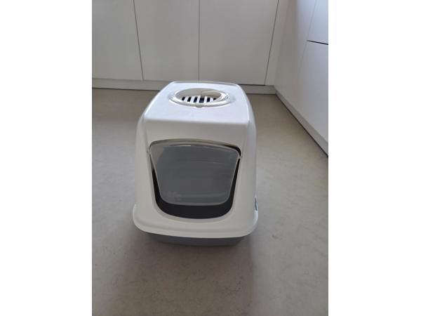 Twee vrijwel ongebruikte kattentoiletten
