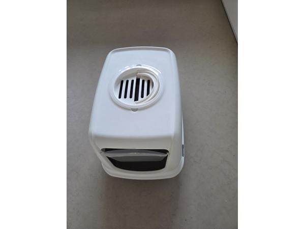 Twee vrijwel ongebruikte kattentoiletten