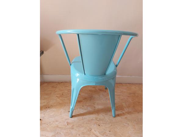 lichtblauwe metalen industriele stoel