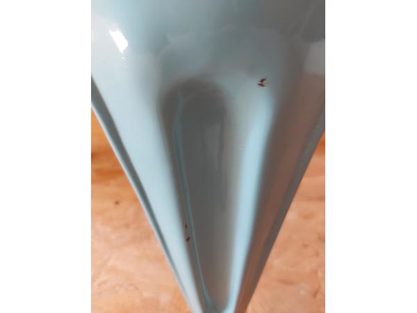 lichtblauwe metalen industriele stoel