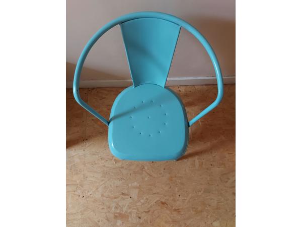 lichtblauwe metalen industriele stoel