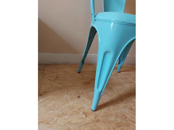 lichtblauwe metalen industriele stoel