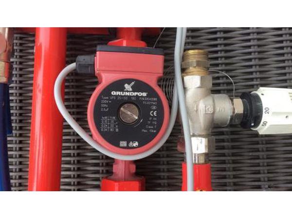 WTH vloerverwarmingsunit/verdeler voor 2 groepen met pomp