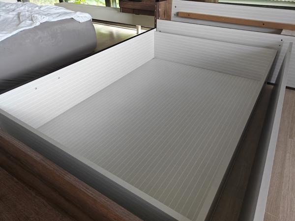 Bedframe Salton | Kernnotenhouten | Zo goed als nieuw!