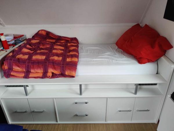 1 persoons bed, halfhoog, wit, met kastjes en laatjes onderin