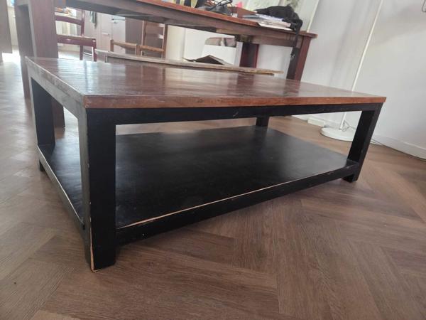 Robuuste houten salontafel - donker gelakt