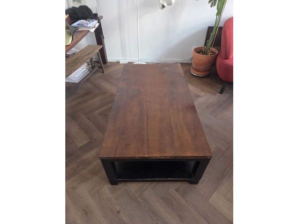 Robuuste houten salontafel - donker gelakt
