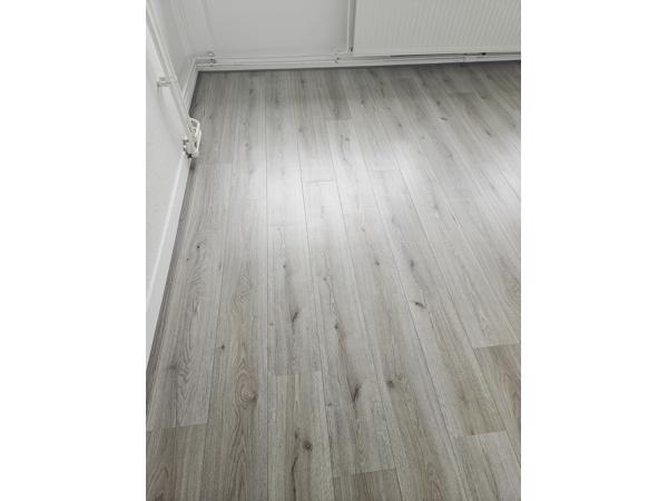 Laminaat houtkleur, ong 40m2