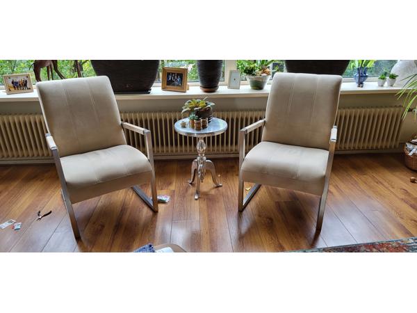 4 fatuils. 2 beige bekleding met chroom frame en 2 blauwe fautuils met zwart frame. Plus tewee zilver kleurige bijzettafeltjes