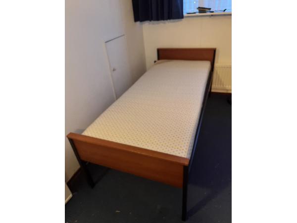 Auping bed met schoon en stevig matras