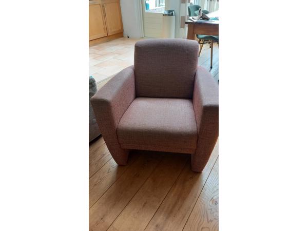 Beige bank en bordeauxrode fauteuil