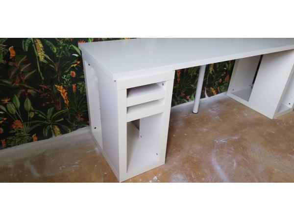 Ikea bureau, kleur wit. 200x60 cm, 75 cm hoog. Met extra steunpilaar en bedradingsrek.