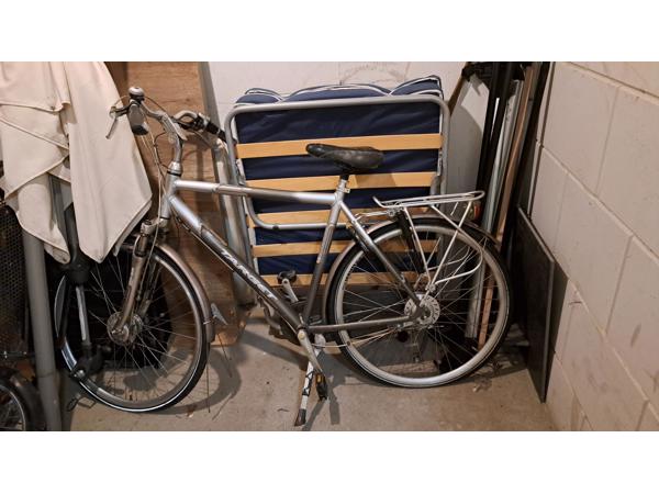 Twee heren fietsen om op te knappen