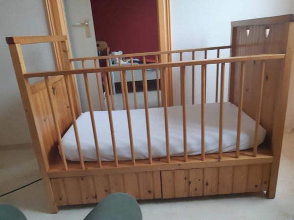 Ledikantje met 2 lades, matras en dekbedje in Leimuiden - Kinderen en