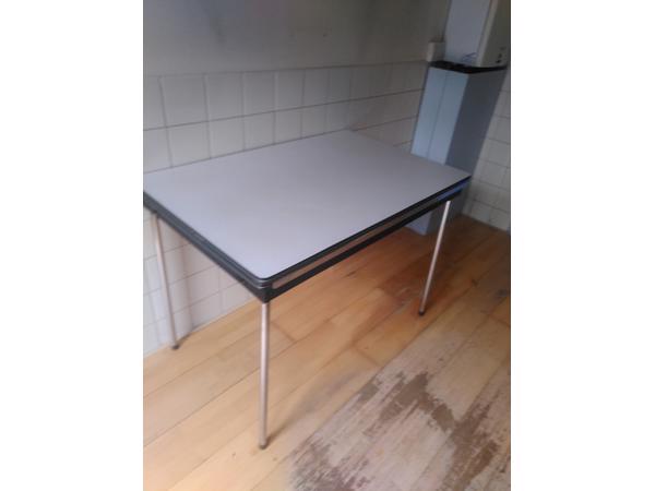 Uittrektafel kunststof met metalen frame