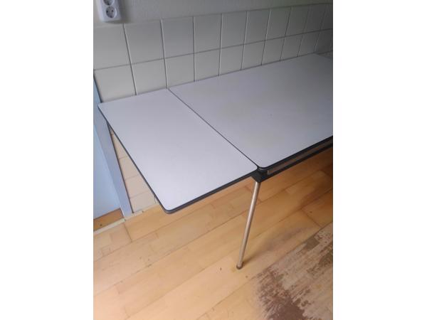 Uittrektafel kunststof met metalen frame