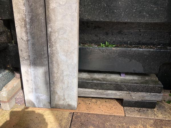 Natuurstenen tuintegels en opsluitbanden