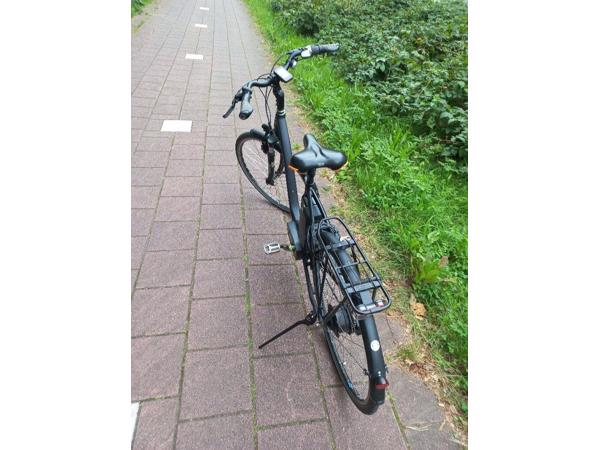 Elektrische damesfiets in prima staat, inclusief accu en oplader.