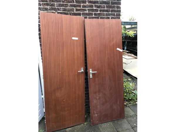 Vier (4) stompe (mahonie?) houten deuren/binnendeuren