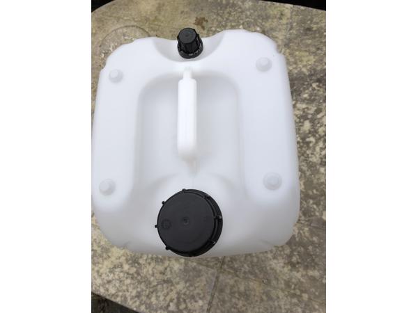 7 stuks 20L stapelbare jerrycan met beluchtings nippel