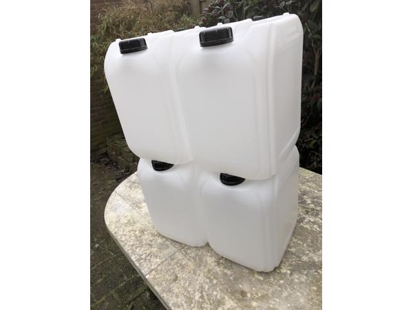 7 stuks 20L stapelbare jerrycan met beluchtings nippel