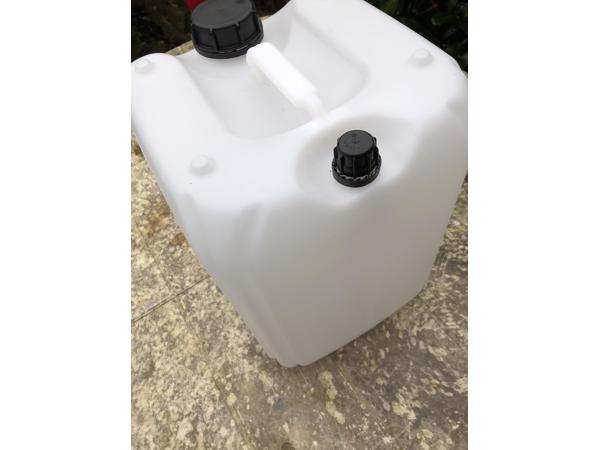 7 stuks 20L stapelbare jerrycan met beluchtings nippel