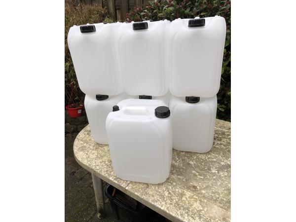 7 stuks 20L stapelbare jerrycan met beluchtings nippel