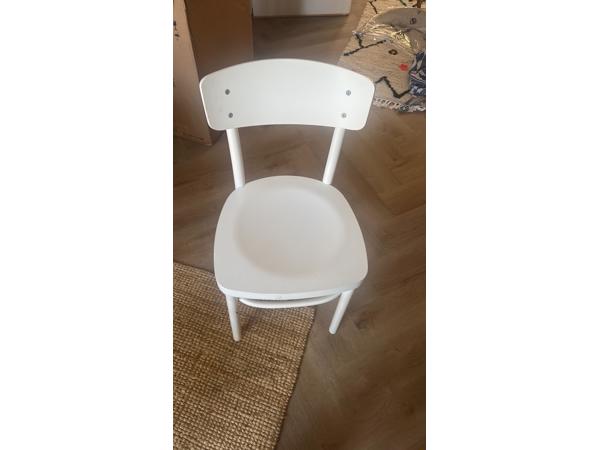 4 stoelen voor aan eettafel
