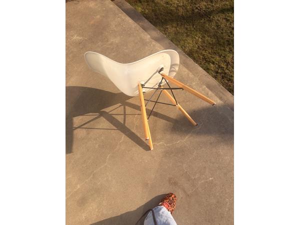 3 witte kuipstoelen met 4 houten poten