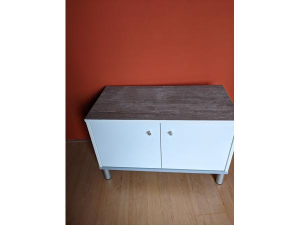 Witte lage kast met houtlook blad