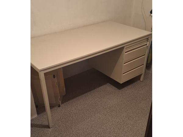 Bureau met een stalen frame en stalen ladekastje.