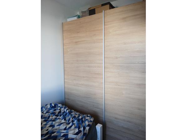 Kledingkast met schuifdeuren