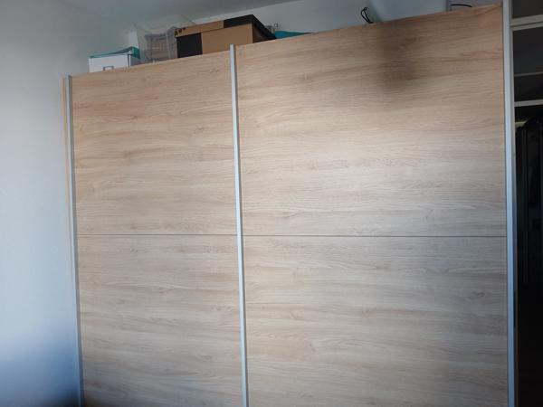 Kledingkast met schuifdeuren